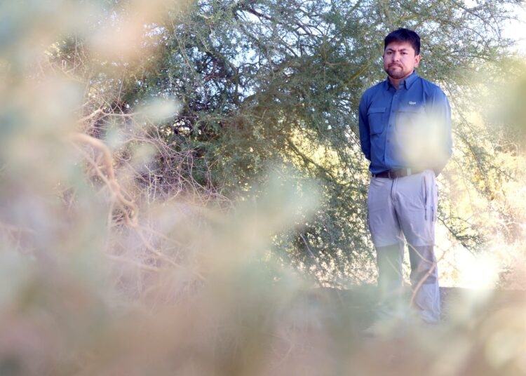 Sergio Cubillos on Pohjois-Chilessä sijaitsevan Peinen kylän Lickanantay-alkuperäiskansayhteisön johtaja.