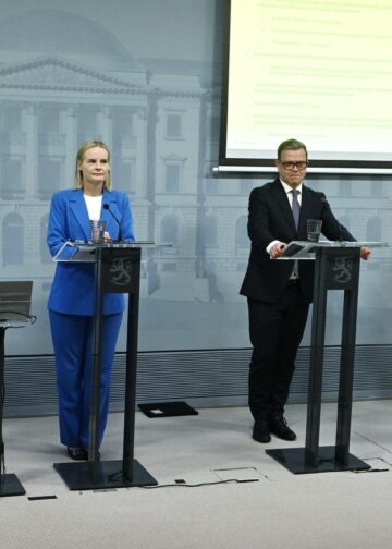 Maa- ja metsätalousministeri Sari Essayah (vas.), valtiovarainministeri Riikka Purra, pääministeri Petteri Orpo ja opetusministeri Anders Adlercreutz hallituksen kehysriihineuvotteluiden tiedotustilaisuudessa Valtioneuvoston linnan tiedostustilassa huhtikuussa 2025.