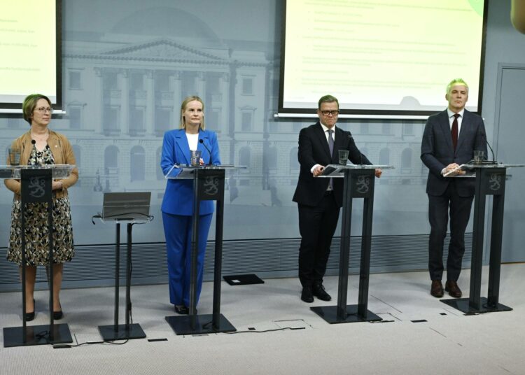 Maa- ja metsätalousministeri Sari Essayah (vas.), valtiovarainministeri Riikka Purra, pääministeri Petteri Orpo ja opetusministeri Anders Adlercreutz hallituksen kehysriihineuvotteluiden tiedotustilaisuudessa Valtioneuvoston linnan tiedostustilassa huhtikuussa 2025.