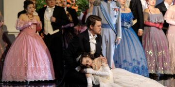 Kuvassa Antti Mähönen ja Diana Alexe sekä Suomen kansallisoopperan kuoroa.