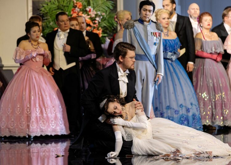 Kuvassa Antti Mähönen ja Diana Alexe sekä Suomen kansallisoopperan kuoroa.