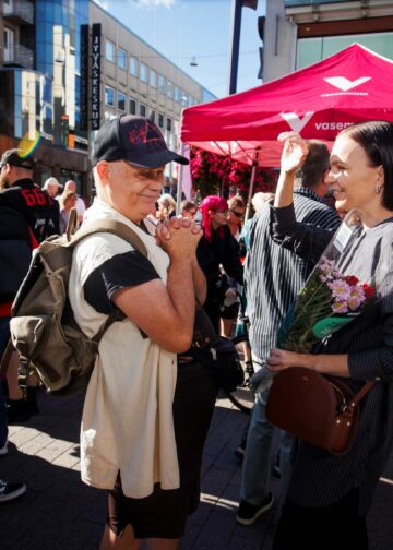 Vasemmistoliiton puheenjohtaja Minja Koskela tapasi kansalaisia Jyväskylän Kauppakadulla Vasemmistoliiton eduskuntaryhmän kesäkokouksessa.