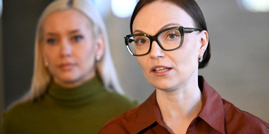 Vasemmistoliiton puheenjohtaja Minja Koskela (etualalla) ja vihreiden puheenjohtaja Sofia Virta.