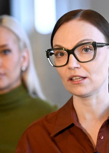Vasemmistoliiton puheenjohtaja Minja Koskela (etualalla) ja vihreiden puheenjohtaja Sofia Virta.
