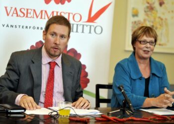 Paavo Arhinmäki ja Annika Lapintie esittelivät vasemmistoliiton vaihtoehtobudjettia, jolla korotettaisiin perusturva 700 euroon.