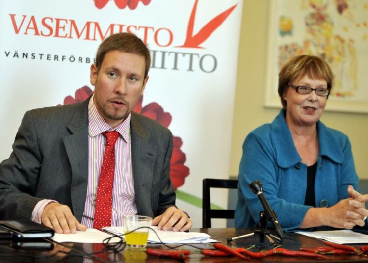 Paavo Arhinmäki ja Annika Lapintie esittelivät vasemmistoliiton vaihtoehtobudjettia, jolla korotettaisiin perusturva 700 euroon.