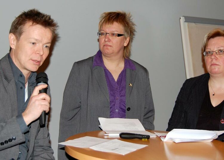 Työn teettämisen erilaisista uusista muodoista keskusteltiin SAK:n tasa-arvoviikonlopun paneelissa väliin hyvin vakavin ilmein. Kuvassa vasemmalta äänisuunnittelija Kyösti Väntänen, tutkijatohtori Anu Suoranta ja pääluottamusmies Leila Tilvis.