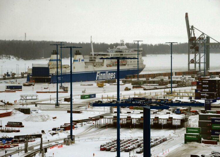 Vuosaaren satama Helsingissä hiljeni torstaiaamuna lakon alettua.