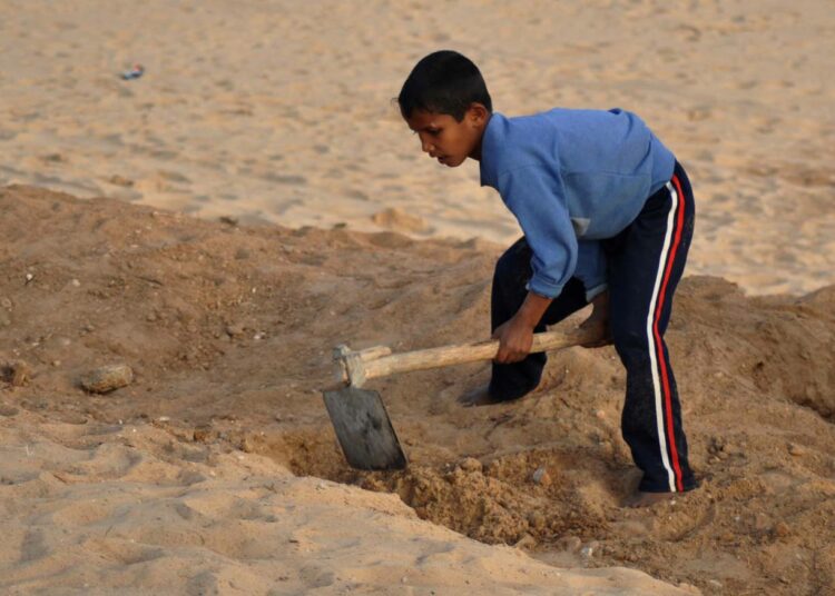 Gazan palestiinalaisalueella moni lapsi osallistuu perheensä elättämiseen keräämällä soraa ja kiviä rakennusmateriaaliksi.