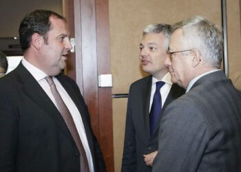 EU-maiden talouspolitiikan yhteensovittaminen on paljolti talousministerien keskinäistä puhumista, toisten kuuntelemista ja vakuuttamista. Kuvassa Itävallan Josef Proel, Belgian Didier Reynders ja Italian Giulio Tremonti viime sunnuntain euroryhmän kokouksessa, jossa päätettiin Kreikan apupaketista.