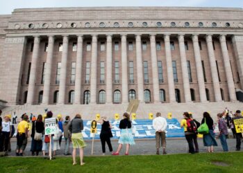 Ydinvoiman vastustajat osoittivat mieltään eduskunnan äänestäessä uusista ydinvoimaloista.