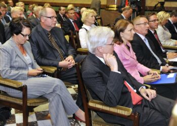 STTK:n talouspoliittinen seminaari keräsi väkeä. Kuvassa etualalla oikealla professori Bengt Holmström vieressään pääministeri Mari Kiviniemi, STTK:n puheenjohtaja Mikko Mäenpää ja kokoomuksen puheenjohtaja Jyrki Katainen. Heidän takanaan istuival STTK:n pääsihteeri Leila Kostiainen sekä kansanedustaja Eero Heinäluoma.
