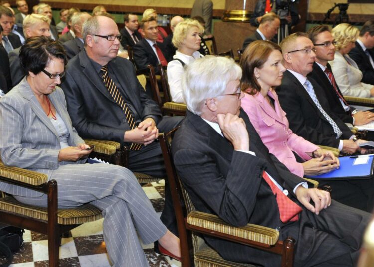 STTK:n talouspoliittinen seminaari keräsi väkeä. Kuvassa etualalla oikealla professori Bengt Holmström vieressään pääministeri Mari Kiviniemi, STTK:n puheenjohtaja Mikko Mäenpää ja kokoomuksen puheenjohtaja Jyrki Katainen. Heidän takanaan istuival STTK:n pääsihteeri Leila Kostiainen sekä kansanedustaja Eero Heinäluoma.
