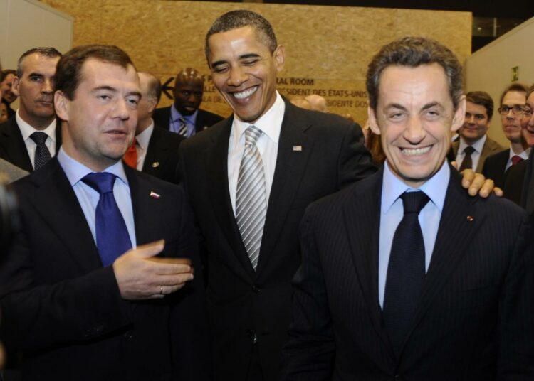 Presidentit Dmitri Medvedev, Barack Obama ja Nicolas Sarkozy lauantaina Lissabonissa.