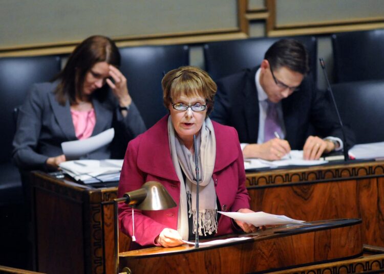 Annika Lapintie taas vastasi Kataiselle (oik.) tämän puheiden koskettavaan yksinhuoltajaosaan. Taustalla vasemmalla pääministeri Mari Kiviniemi.