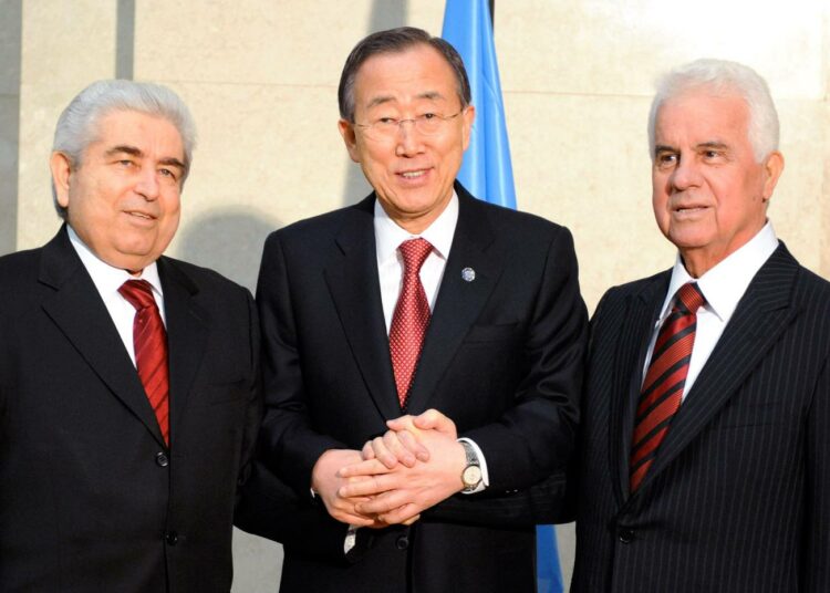 YK:n pääsihteeri Ban Ki Moon (keskellä) tapasi tammikuussa Genevessä Kyproksen presidentin Demetris Christofiasin sekä Kyproksen turkkilaisten johtajan Dervis Eroglun.