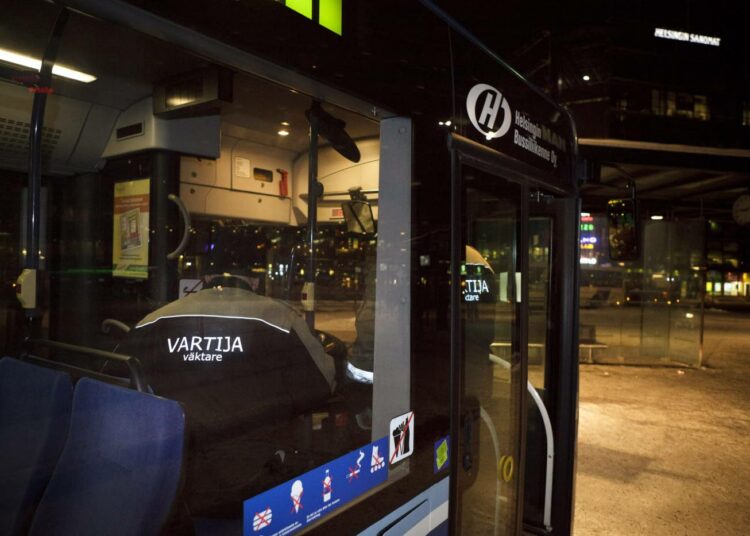 Helsingin seudun bussinkuljettajien pistelakko työturvallisuuden puolesta peruuntui. Työantaja palkkasi vartijoita partioimaan Helsingin Rautatientorille.