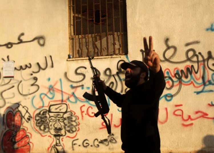 Libyan kapinallistaistelija Bengasissa.