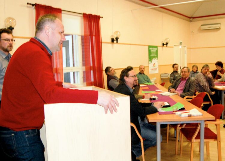 Kansanedustaja Jonas Sjöstedt Uumajasta esitti Pohjanmaan Vasemmiston piirikokoukselle Ruotsin vasemmistopuolueen tervehdyksen.