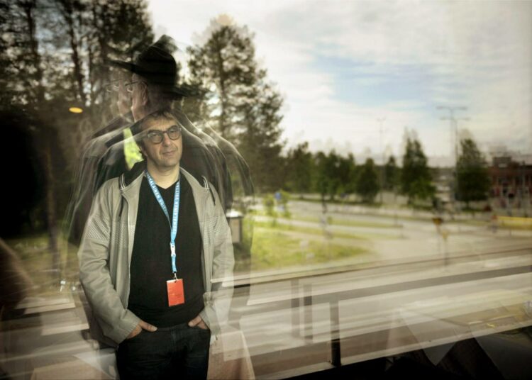 Alitajuntaa luotaavissa elokuvissaan Atom Egoyan myöntää liikkuvansa arkaluontoisten aiheittensa kanssa heikoilla jäillä.