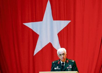 Kenraali Isik Kosaner luopui tehtävistään Turkin asevoimien ylipäällikkönä, kun sekä presidentti että pääministeri olivat tehneet selväksi, ettei armeija ole siviililain yläpuolella.