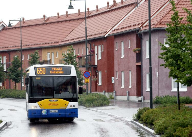 Ruokakauppa, muut kaupat ja joukkoliikenne ovat puuttuvista asuinaluepalveluista toivotuimmat.