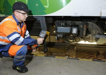 VR varautuu talveen. Tino Sokka mittaa lämpökameralla Pendolino-junan teliä VR:n Helsingin varikolla. EU:sta tulee paineita avata henkilöliikenne myös yksityisille toimijoille.