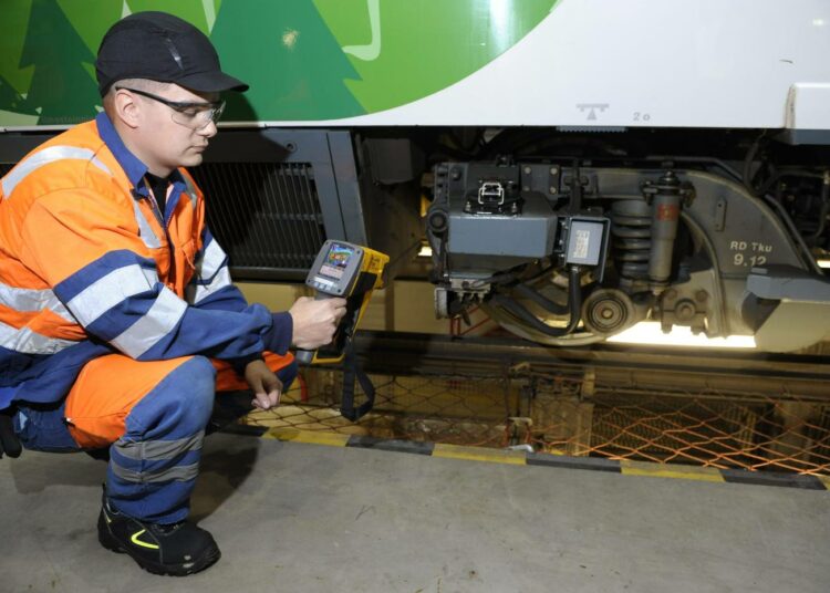 VR varautuu talveen. Tino Sokka mittaa lämpökameralla Pendolino-junan teliä VR:n Helsingin varikolla. EU:sta tulee paineita avata henkilöliikenne myös yksityisille toimijoille.