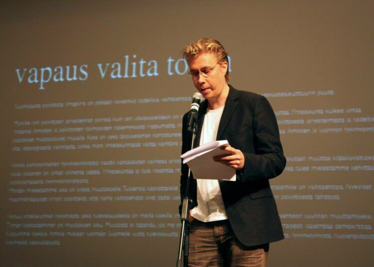 Esa Leskinen tunnetaan työelämän huonontumista käsittelevistä näytelmistä Ryhmäteatterissa sekä Vapaus valita toisin -foorumin puhujana. Hänen uusi näytelmänsä tulee ensi-iltaan keväällä Kansallisteatterissa.