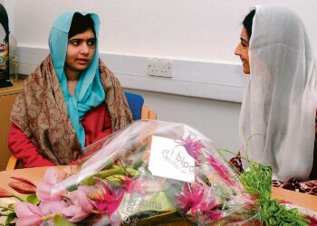 Koulutyttö Malala Yousafzaita (vas.) on birminghamilaisessa sairaalassa käynyt tapaamassa muun muassa Pakistanin presidentin Asif Ali Zardarin tytär Asifa Bhutto.