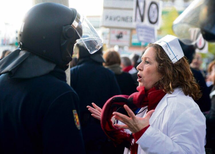 Terveydenhoidon leikkauksia ja yksityistämisiä vastustava mielenosoitus Madridissa joulukuussa.