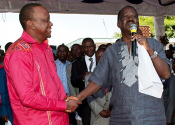 Johtavat presidenttiehdokkaat Uhuru Kenyatta ja Raila Odinga harvinaisen sovinnollisessa yhteiskuvassa viime sunnuntaina Nairobissa järjestetyssä rukouskokouksessa.
