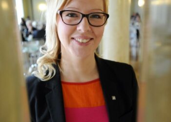 Aino-Kaisa Pekonen haastaa kaikki Riihimäen kaupunginvaltuutetut testaamaan uimataitonsa.