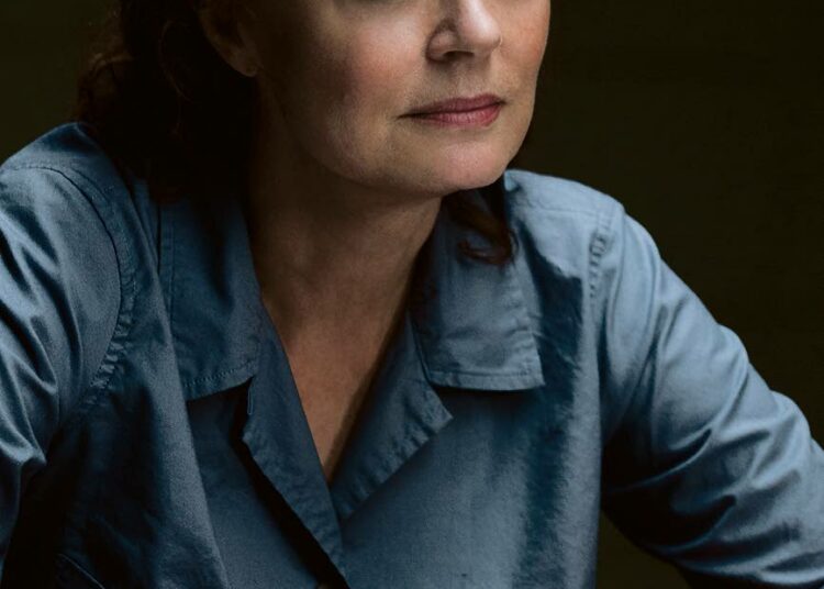 Perheenäiti (Susan Sarandon) ottaa osansa tyynesti.