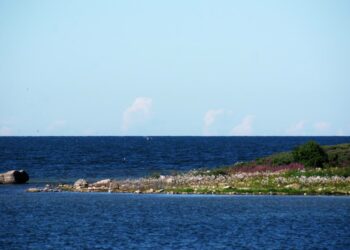 Itämeri voi antaa itsestään puhtaan kuvan, mutta ei aina totuudenmukaisen. Kuva Uudenkaupungin Lyökistä.