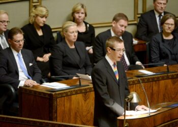 Oras Tynkkkynen piti vihreiden ryhmäpuheenvuoron eduskunnassa valtiopäivätoiminnan juhlaistunnossa.