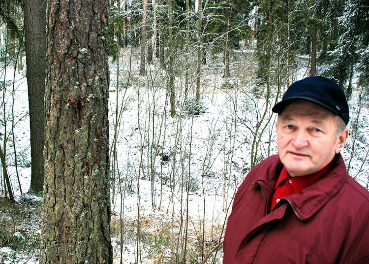 Unto Kiiskinen paikalla, jossa Jokioisten ensimmäiset punavangit ammuttiin 29. 4. 1918. Kuva on vuodelta 2007.