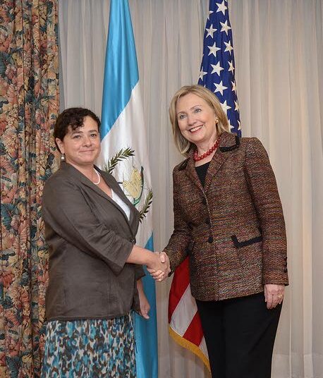 Guatemalan oikeuskansleri Claudia Paz y Paz Yhdysvaltain entisen ulkoministerin Hillary Clintonin seurassa lokakuussa.