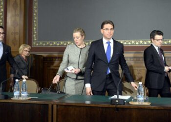 Jyrki Kataisen hallitukseen jääneet viisi puoluetta esittelivät kehyspäätöksen tiistain ja keskiviikon välisenä yönä.