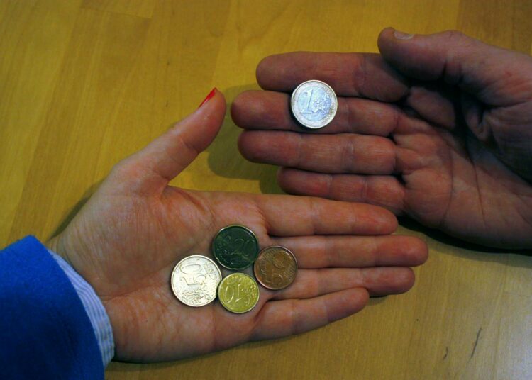 Naisen euro on edelleen miehen euroa pienempi: tänä vuonna 83 senttiä.