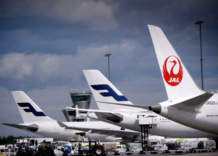 Finnair pyrkii lisäämään voimakkaasti Aasian-liikennettään. Kilpailu on kovaa. Kuvassa Finnairin koneiden vieressä Helsinki-Vantaalla punamerkkinen Japan Airlinesin Boeing 787 Dreamliner.