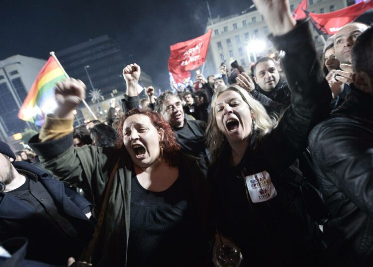 Syrizan kannattajat juhlivat vaalivoittoa sunnuntai-iltana Ateenassa.