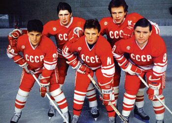 Red Army on elokuva Neuvostoliiton legendaarisesta jääkiekkomaajoukkueesta ja maan lähihistoriasta. Kuvassa Punakoneen ykköskentällinen.