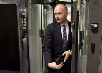 Perussuomalaisten eduskuntaryhmän puheenjohtaja Sampo Terho kutsui Ylen uutisessa ulkoministeriön Facebook-päivitystä kampanjaksi saada "hallitsematon maahanmuutto hallintaan". Ministeriön mukaan mitään kampanjaa ei ole.