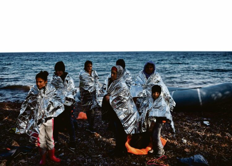 Muiden muassa kuvan pakolaiset saapuivat Välimeren yli kreikkalaiselle Lesbosin saarelle 8. joulukuuta.