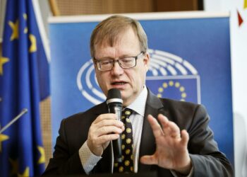 Climate Leadership Councilin toiminnanjohtaja Jouni Keronen Kepa ry:n Pariisin ilmastosopimusta käsittelevässä tilaisuudessa keskiviikkona.