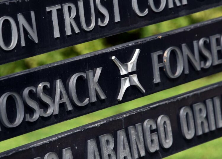 Massiivisen tietovuodon tunnetuksi tekemän asianajotoimisto Mossack Fonsecan kyltti Panama Cityssä.