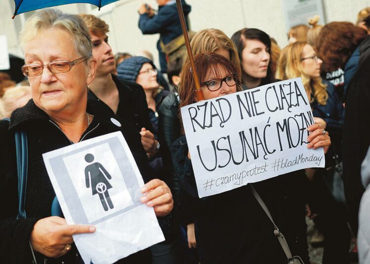 Puolan kaupungeissa järjestettiin lokakuussa suuria mielenosoituksia aborttilain tiukentamista vastaan. Kuva Gdyniasta.