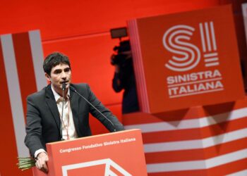 Sinistra Italiana -puolueen johtoon valittu Nicola Fratoianni perustamiskokouksessa Riminissä toissa sunnuntaina.