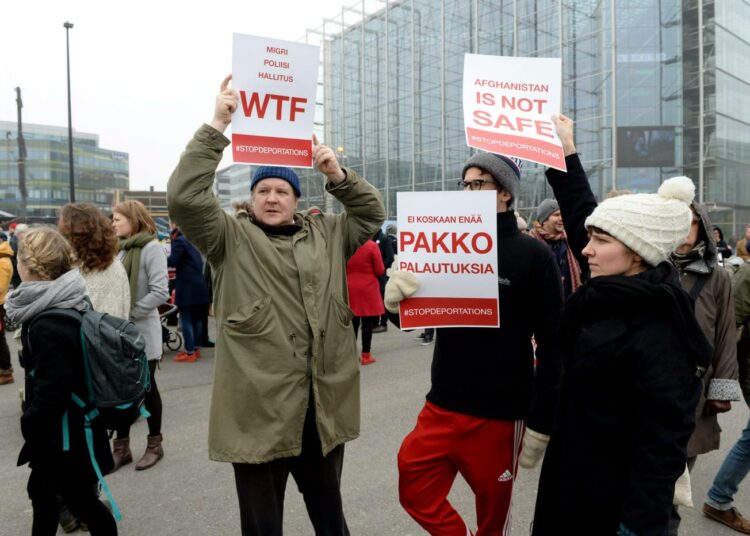 Kansalaistorille Helsinkiin kerääntyi järjestäjien mukaan lähemmäs tuhat ihmistä vaatimaan laittomien karkotusten lopettamista.